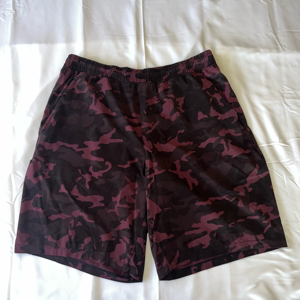 Lululemon Mens Athletic Shorts with liner in Purple / Black